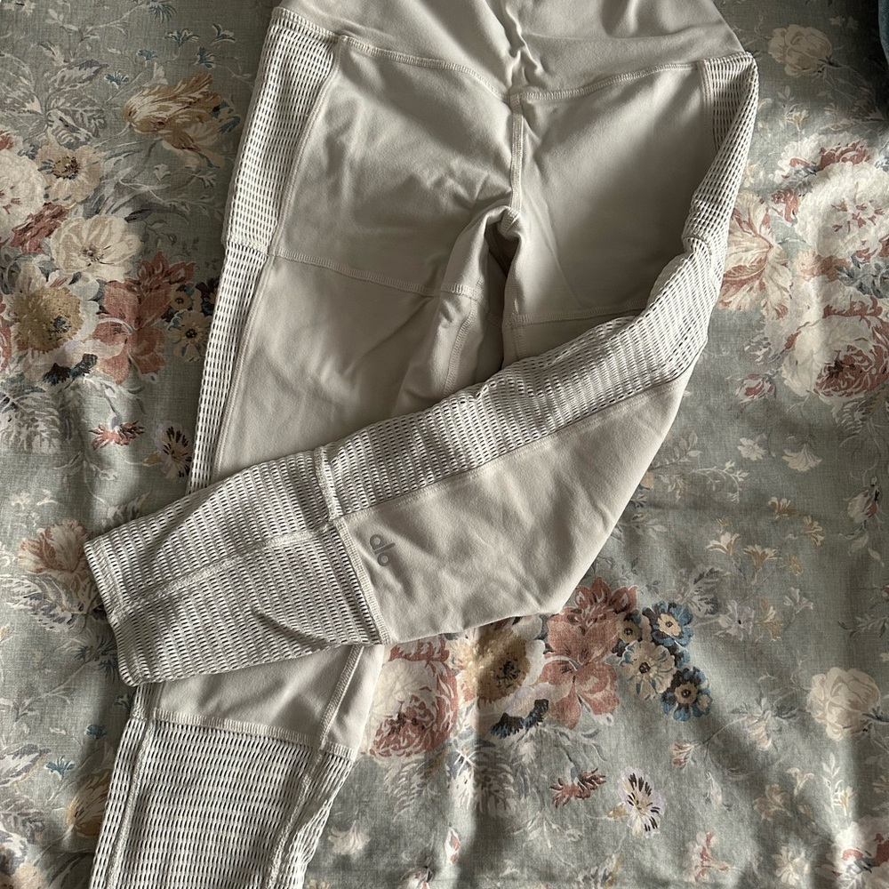 ALO Yoga Cream Leggings